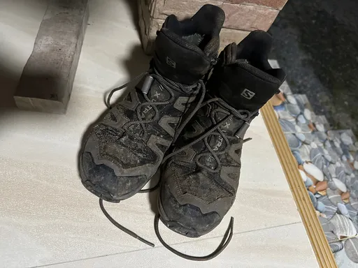 Vähän käytetyt vaelluskengät