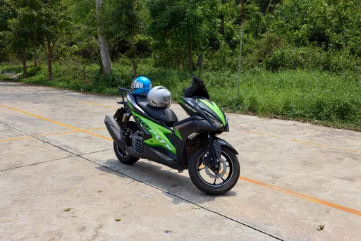 Yamaha Aerox 155 parkkipaikalla