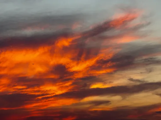 Lentokone matkalla auringonlaskuun
